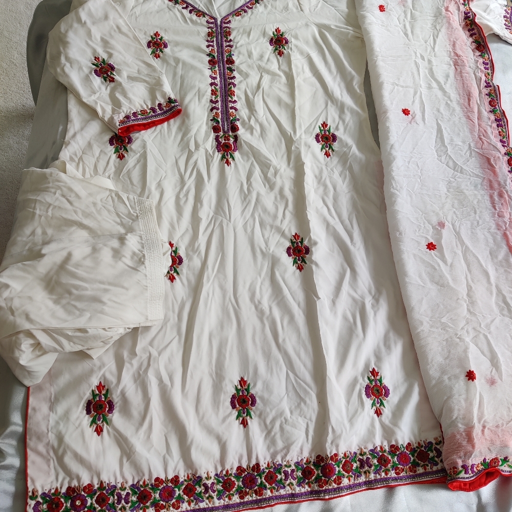 Pakistani shalwar kameez